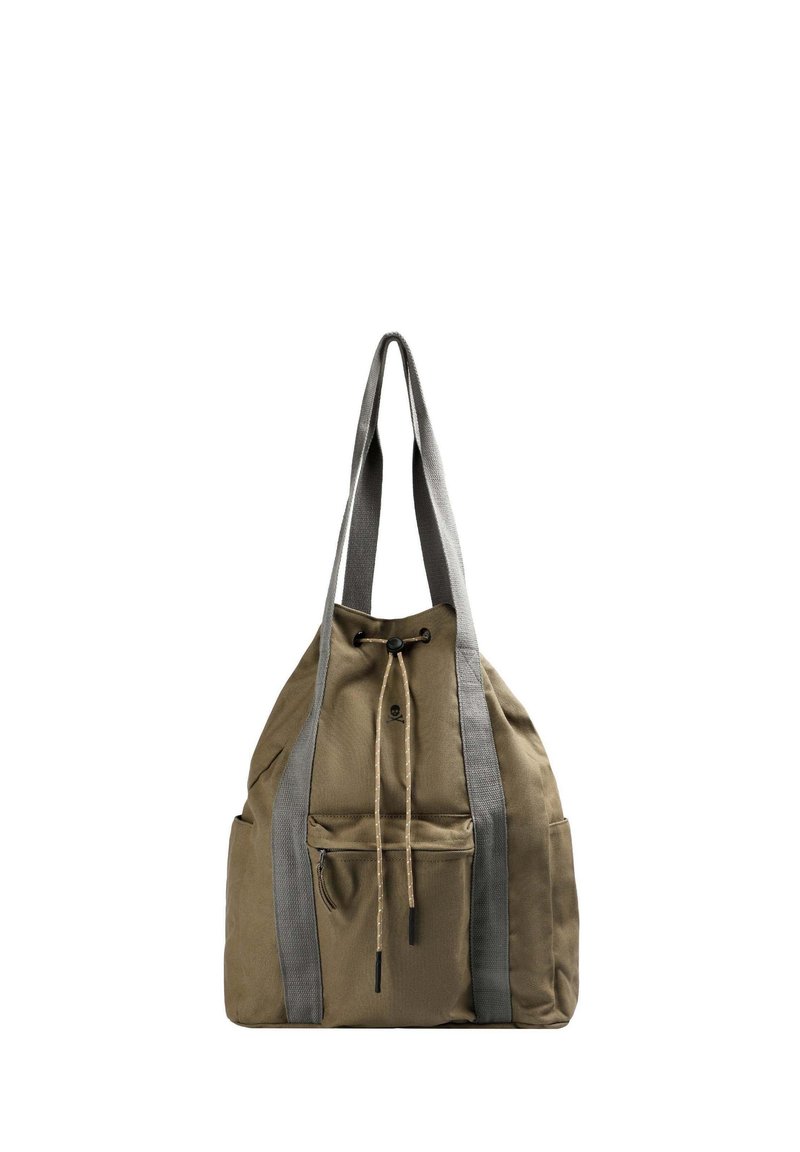 Bolsa en forma de frijol hecha de tela verde olivo, con correas grises, un cierre de cordón y un bolsillo frontal con cremallera.