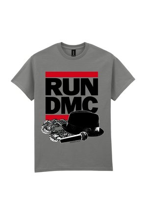 Grå bomulds t-shirt med "RUN DMC" i fed sort tekst, med en rød accentboks. Inkluderer et grafisk billede af en mikrofon og en sort hat med en snor.