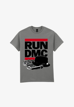 Šedé bavlněné tričko s nápisem "RUN DMC" v tučném černém písmu, s červeným rámečkem. Obsahuje grafiku mikrofonu a černé čepice s provázkem.