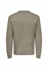 Sweter z prążkowanym wykończeniem, z okrągłym dekoltem w stonowanym brązowym kolorze. Miękka tekstura, długie rękawy i dopasowany dół, ukazujący prosty wzór dzianiny.