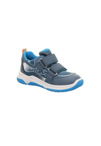 Blaues Stoff-Sportschuh mit strukturiertem Finish, doppelten Klettverschlüssen und einer weißen Sohle mit blauen Akzenten. Die Rückseite hat einen orangefarbenen Zugschlaufe.