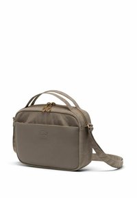 Sac à bandoulière rectangulaire beige avec double fermeture éclair, logo à l'avant, texture lisse, poignées doubles courtes et bandoulière longue réglable.