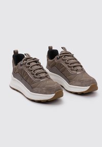 Geox D SPHERICA ACTIF X2 - Zapatillas - brown