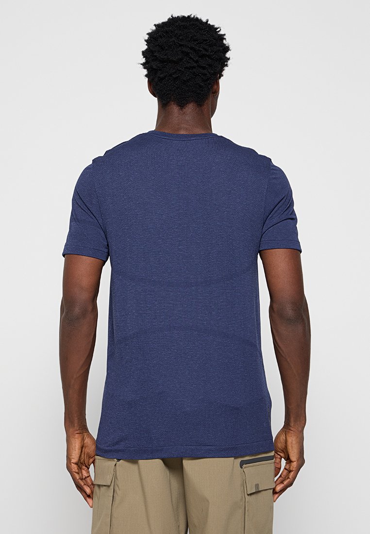 Navy-blaues Kurzarm-T-Shirt aus einem strukturierten Stoff. Klassisches Rundhalsdesign mit geradem Schnitt. Keine sichtbaren Logos oder Muster.