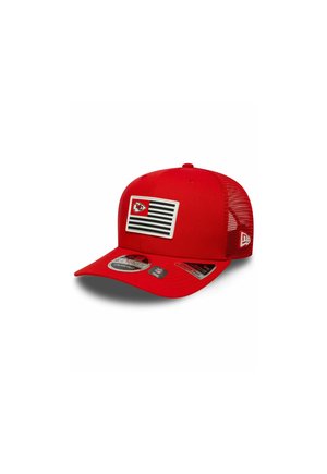 Rote Kappe mit strukturiertem Design, mit einem Frontpatch eines Logos in Rot und Schwarz auf einem weißen rechteckigen Hintergrund und mit einem Mesh-Rücken.