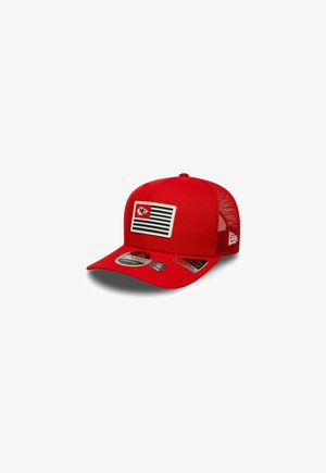 Casquette rouge au design structuré, avec un patch avant comportant un logo rouge et noir sur fond rectangulaire blanc, et arrière en mesh.