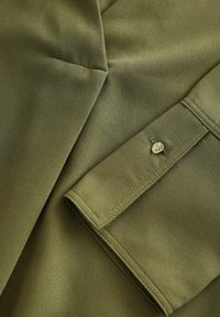 REGULAR FIT - LONG SLEEVE OVERHEAD V-NECK  - Blus - olive green