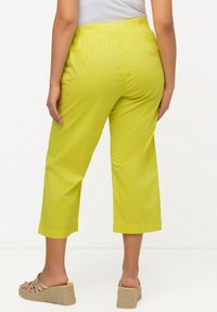 Ulla Popken 7/8 RUBY GENOUX PRÉFORMÉS JAMBES DROITES CEINTURE ÉLASTIQUE - Pantaloni - yellow