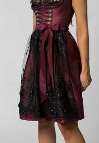 Bordeauxrotes Kleid mit einem schwarzen Spitzenoberteil, tailliert mit einem Satinband und einem schwarzen bestickten Tüllrock mit Pailletten.