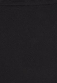 Černá pletená tkanina s hladkým povrchem, s konstantní barvou a minimálními povrchovými variacemi, vhodná pro oděvy nebo doplňky.