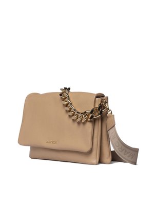 Sac à bandoulière en cuir beige avec détail chaîne dorée et large bandoulière en tissu, comportant un nom de marque discrètement embossé sur le rabat avant.