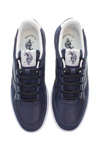 Sneakers blu navy realizzati in materiali in rete e pelle, con suola bianca e lacci neri. Presentano un logo sulla linguetta e dettagli perforati.