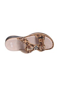 Infradito in stampa leopardata con due cinturini e dettagli in metallo circolari. Suola morbida con interno beige e suola esterna nera testurizzata. Taglia 38.