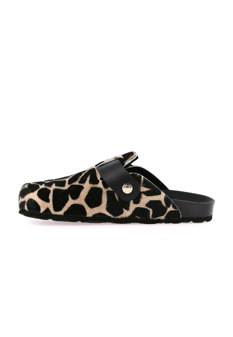 Zoccoli in pelliccia sintetica con stampa leopardata, con cinturino nero in materiale sintetico, suola piatta e un dettaglio in metallo, caratterizzati da una punta arrotondata.