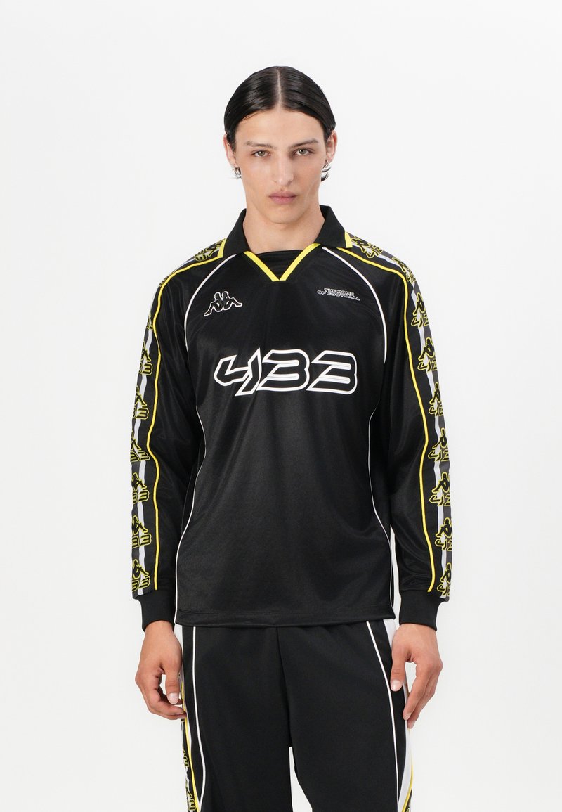 Fekete, hosszú ujjú sportszerelés sárga akcentusokkal és egy nagy, fehér "433" grafikával. V-alakú nyakkivágással és Kappa logóval a mellkason és az ujjakon.