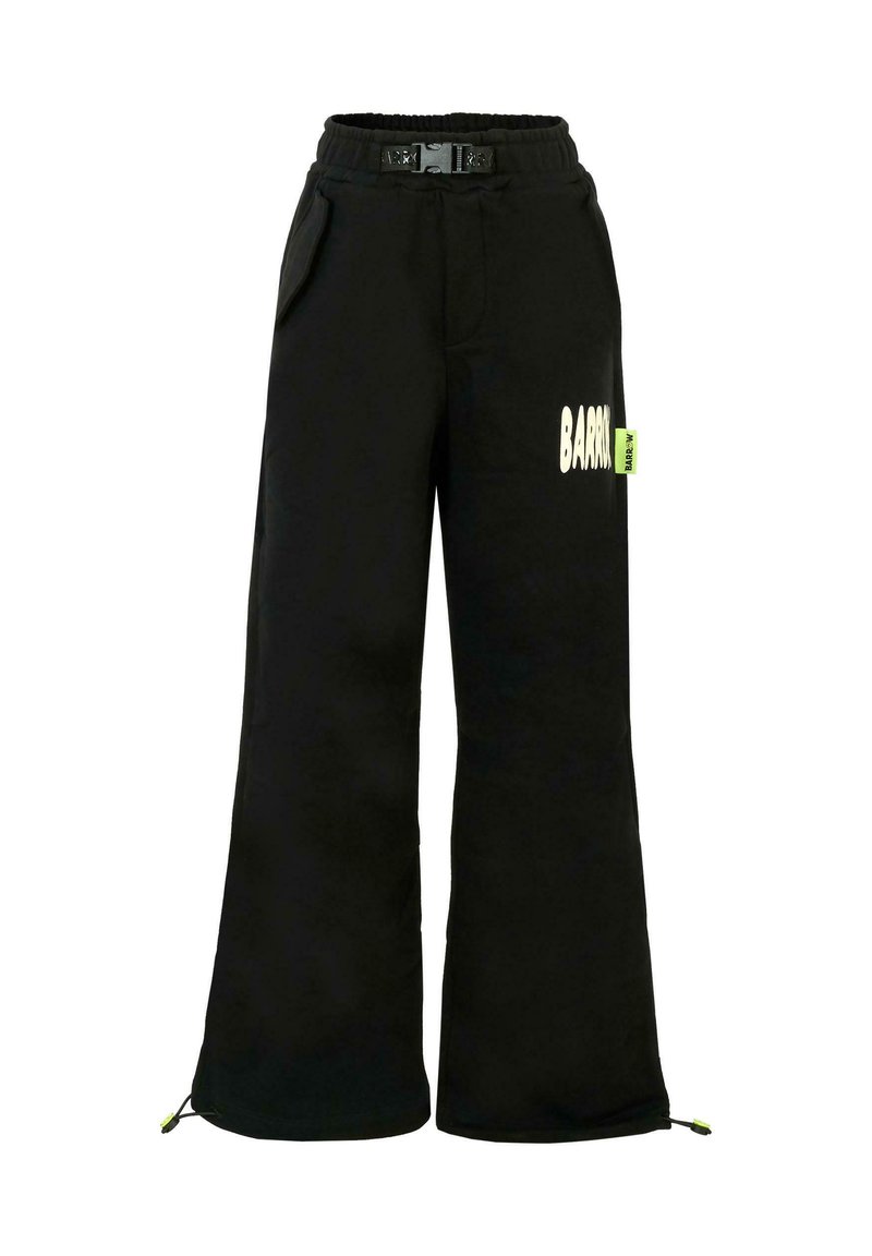 Pantaloni neri a gamba larga realizzati in tessuto morbido, dotati di vita con cordoncino, cintura, tasche laterali e audace scritta bianca "BARB" con accenti neon.