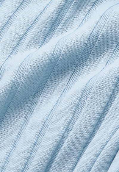 Tessuto lavorato a maglia azzurro chiaro con texture a coste verticali, caratterizzato da strisce ampie e strette alternate, dall'aspetto morbido e liscio.