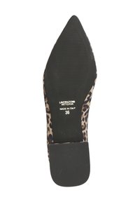 Leopard print high-heeled shoe with a pointed toe and smooth surface. Black rubber sole with textured grip. Size 36, made in Italy.