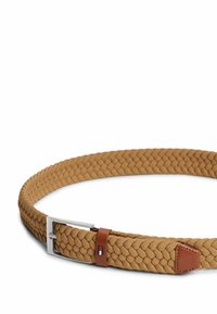 Ceinture tissée beige avec une boucle en métal argenté et un accent en cuir marron avec détail de logo. Design texturé et flexible pour un ajustement réglable.