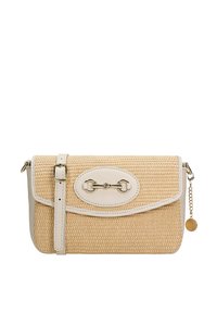Borsa intrecciata beige con rifiniture in pelle crema liscia, dotata di una chiusura in metallo dorato e un accento a catena removibile.