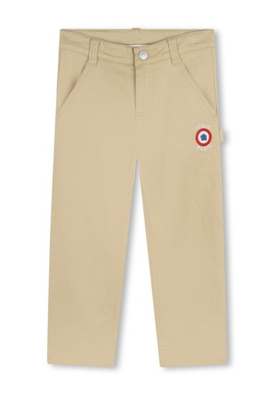 Pantalons en coton beige avec une coupe droite, dotés de poches avant et d'un logo brodé circulaire sur le côté gauche.