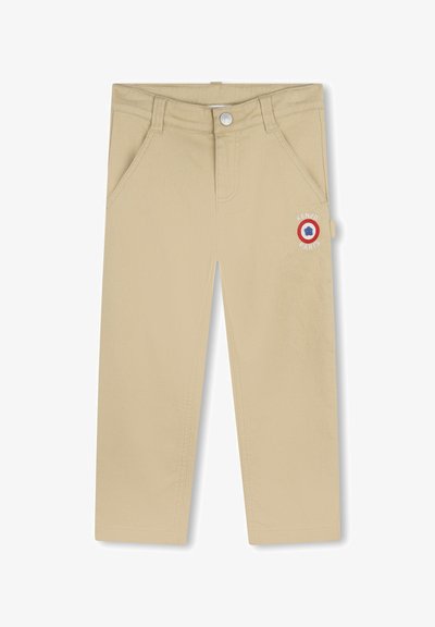 Pantalons en coton beige avec une coupe droite, dotés de poches avant et d'un logo brodé circulaire sur le côté gauche.