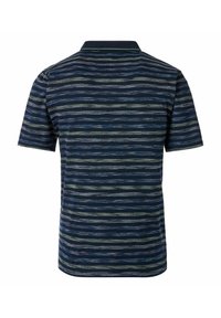 Granatowa koszulka polo z krótkim rękawem, z poziomymi paskami w różnych odcieniach niebieskiego i zielonego oraz z teksturowanym wzorem na tkaninie.