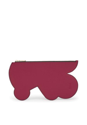 Pochette zippée rouge profond avec une forme géométrique abstraite évoquant des cercles et des angles qui se superposent, surface texturée et détail de fermeture éclair dorée.