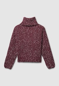 Maglione a collo alto corto color bordeaux con un motivo a maglia testurizzato e sottili macchie bianche, dotato di maniche lunghe e ampie e un colletto alto.
