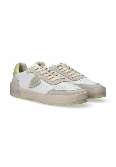 Sneaker con tomaia in pelle bianca, accenti in suede beige chiaro e suola traslucida. Presentano un pannello laterale testurizzato e un design con lacci.