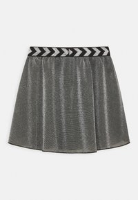 Silver glitterkjol med svart elastisk midja som har ett chevronmönster. Utsvängd design och lätt, genomskinlig textur.