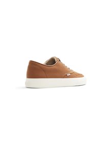 Sneaker in tela marrone a basse top con suola e lacci bianchi, mostrato di lato su uno sfondo bianco.
