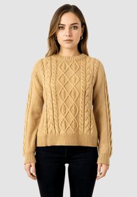Suéter de punto cable beige con cuello redondo, que presenta patrones en relieve de diamantes y trenzas. Cintura y puños de canalé, corte holgado.