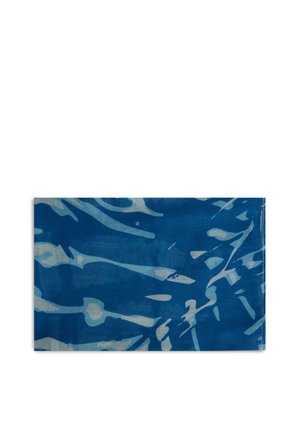 Tessuto rettangolare blu e bianco con motivo astratto tie-dye, con strisce e macchie chiare irregolari su tutta la superficie.