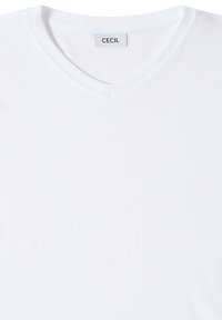 T-shirt blanc à manches courtes et col en V en coton doux, avec une étiquette dans la zone du cou indiquant "CECIL". Texture lisse, design simple.