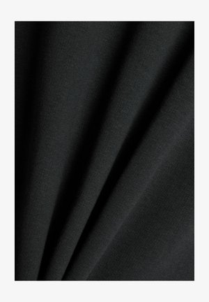 Tessuto nero con pieghe morbide che mostra una trama liscia, finemente tessuta e una leggera lucentezza sotto la luce.