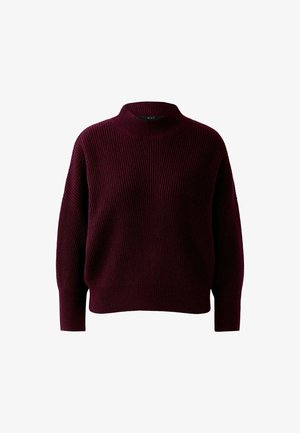 Pull en tricot bourgogne avec un col montant, des épaules tombantes et une texture côtelée. Coupe ample avec des manches longues et un tissu doux.