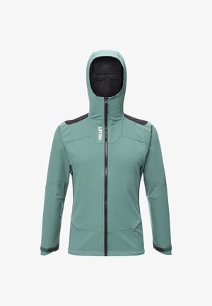 Grüne Softshell-Jacke mit Kapuze, schwarzen Reißverschlüssen, schwarzen Schulterpatches und "Millet"-Logo auf der Brust und dem Ärmel.