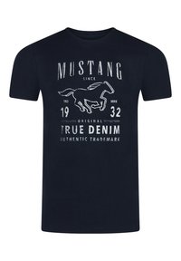 Námořnická modrá bavlněná tričko s grafickým potiskem běžícího koně a bílým textem s nápisem "MUSTANG 1932 TRUE DENIM."