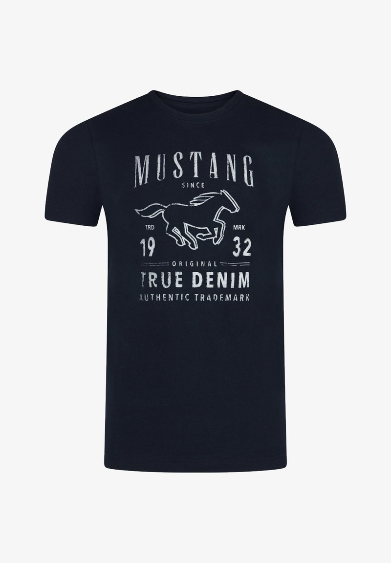 Námořnická modrá bavlněná tričko s grafickým potiskem běžícího koně a bílým textem s nápisem "MUSTANG 1932 TRUE DENIM."
