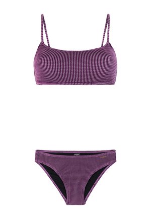 Paarse textuurbikini met een top met een vierkante halslijn en dunne bandjes, gecombineerd met bijpassende low-rise slips met zijnaad.