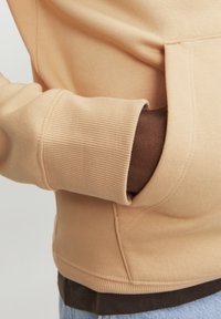Jack & Jones JJESTAR  NOOS - Jersey con capucha - apricot ice
