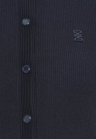 Cardigan côtelé marine avec un devant à boutons et un petit patch logo. Le tissu est texturé et présente un design classique.