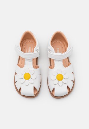 Witte leren sandalen met een bloemmotief, met een gele madelief op de teen en een klittenbandsluiting voor een veilige pasvorm.