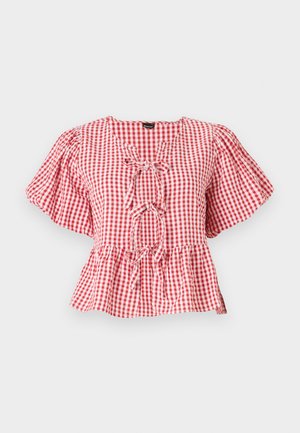 Rød- og hvit-sjekket bluse med puff ermer, en knyte-detalj ved halsen og peplum-skjørt. Laget av lett stoff.