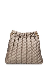 Sac à main beige matelassé avec un dessus froncé, poignées en chaîne dorée et texture lisse. Une couture d'accent ajoute du détail au matériau doux.