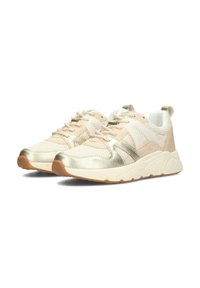 Sneakers con una toma superiore in rete e tessuto oro e beige, con un design testurizzato, accenti bianchi e una suola in gomma leggera.