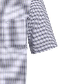 Camicetta a maniche corte a quadri in bianco e blu navy, con taschino sul lato sinistro e cuciture ordinate. Il tessuto ha una texture liscia.