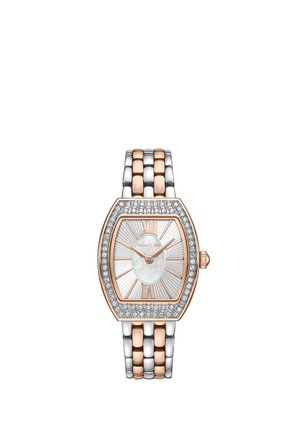 Elegante tweekleurige zilveren en roségouden polshorloge met rechthoekige wijzerplaat, diamantbezette lunette en Romeinse cijfers op 12 en 6 uur.