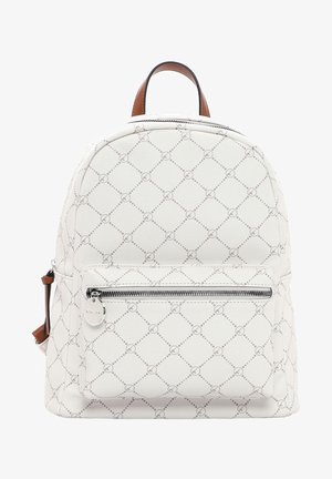 Witte leren rugzak met subtiel diamantpatroon, voorzien van een voorklep met rits en bruine accenten op de handgreep en zijband.